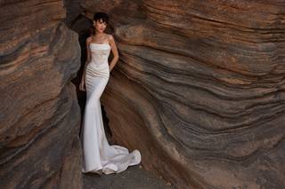 Vestido boda civil de escote bandeau, corsé y corte sirena