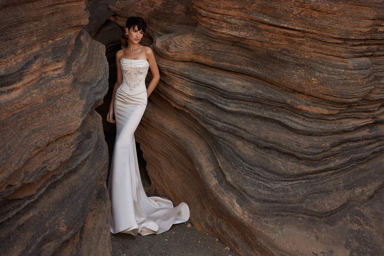 Vestido boda civil de escote bandeau, corsé y corte sirena