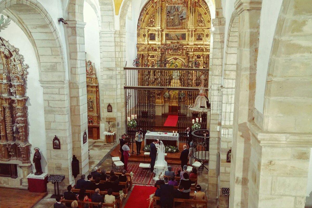 Música para boda religiosa: vista aérea del interior de una iglesia durante la celebración de una boda