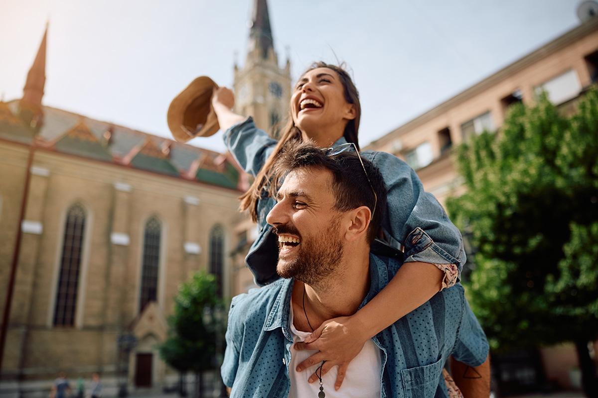 pareja de viaje de novios