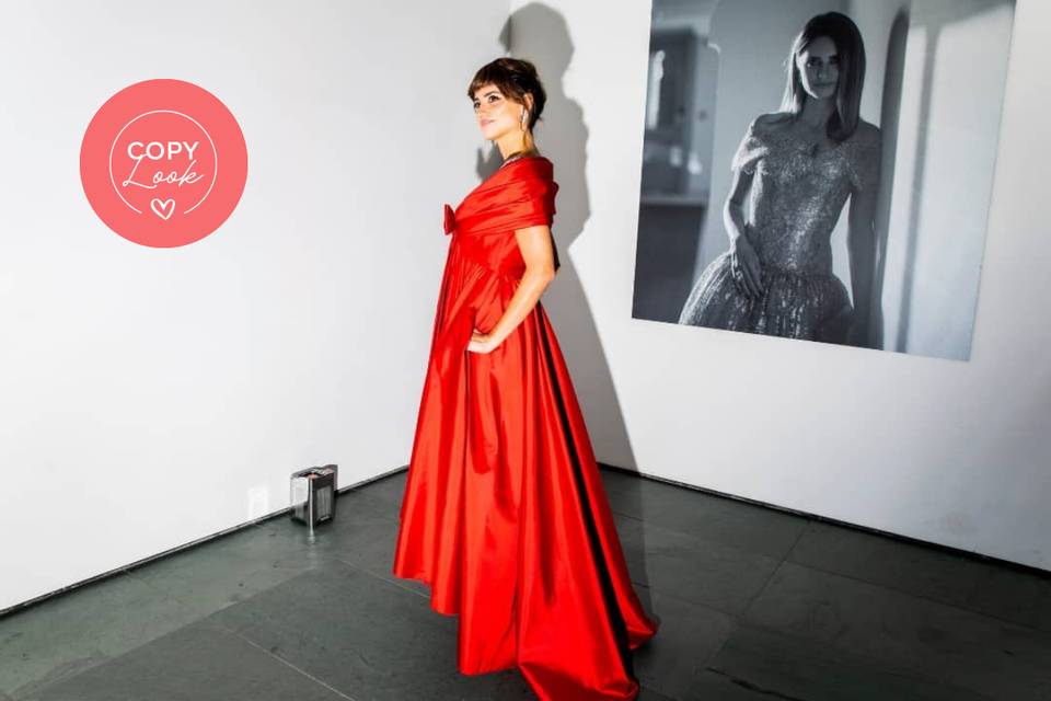 Penélope Cruz con vestido rojo asimétrico en el homenaje que le hicieron en el MoMa