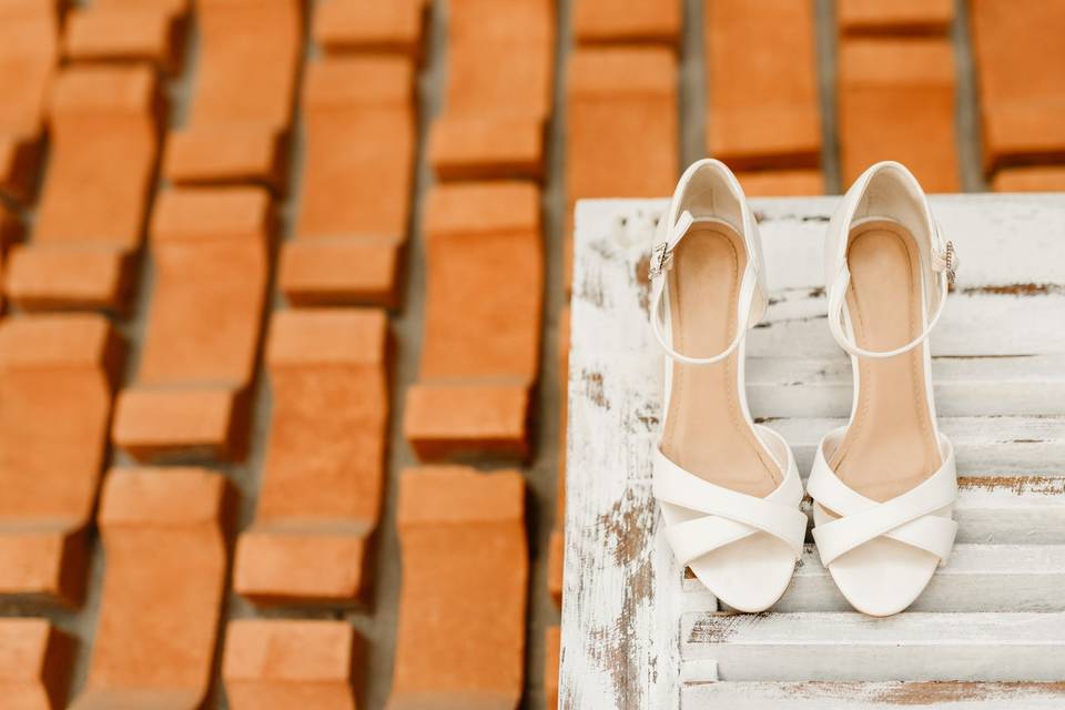 Primer plano de unas sandalias de color blanco, perfectas para la boda