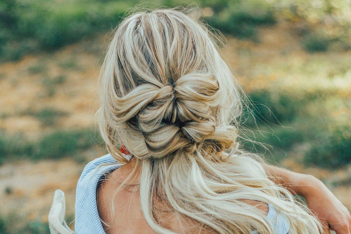 peinados trenzas boda: peinado con trenza amplia hasta la nuca y pelo suelto rubio