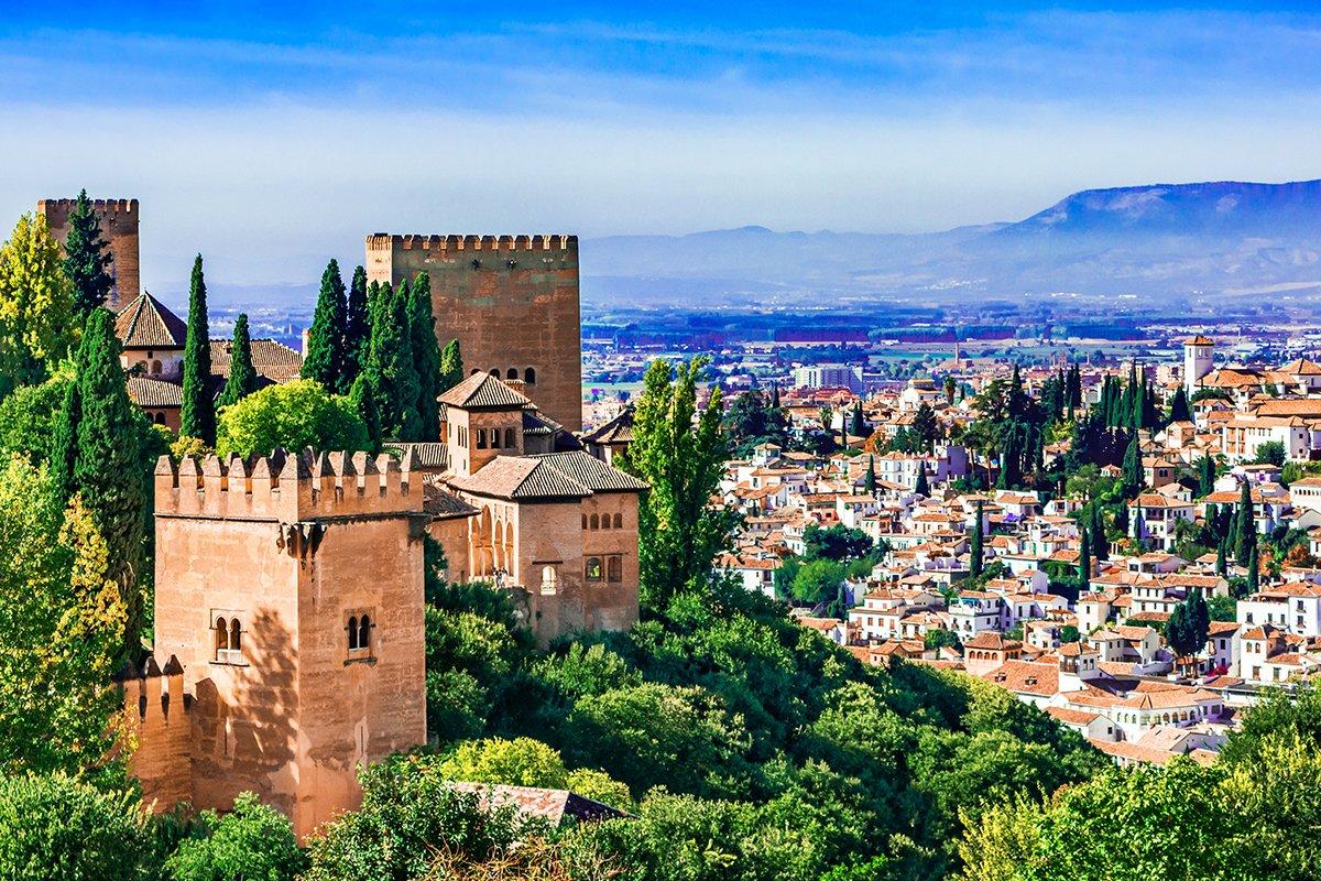 Vista de la Alhambra con la ciudad de Granada al fondo