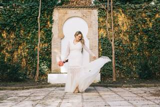 Vestidos de novia para mujeres con curvas: vestido con flores 3D y escote pico
