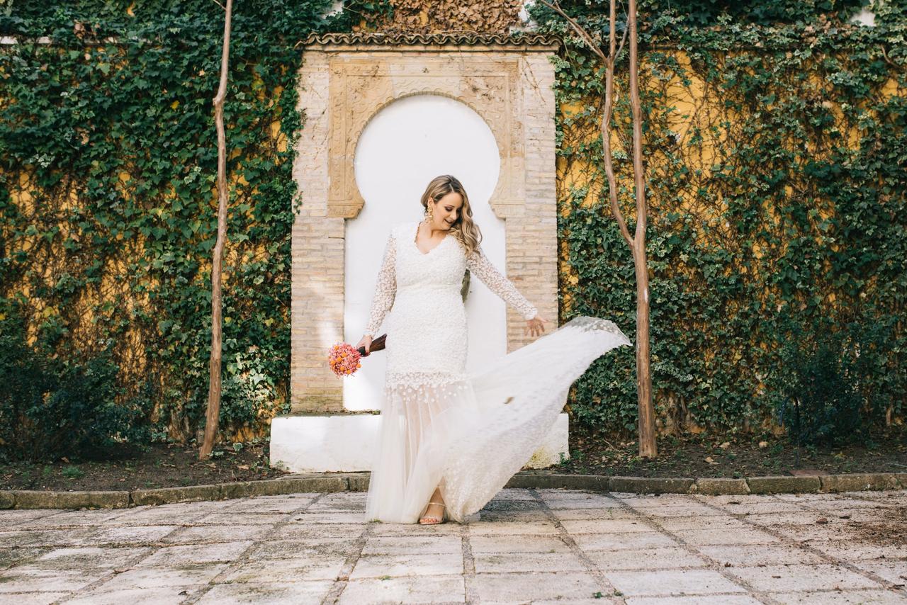 Vestidos de novia para mujeres con curvas: vestido con flores 3D y escote pico