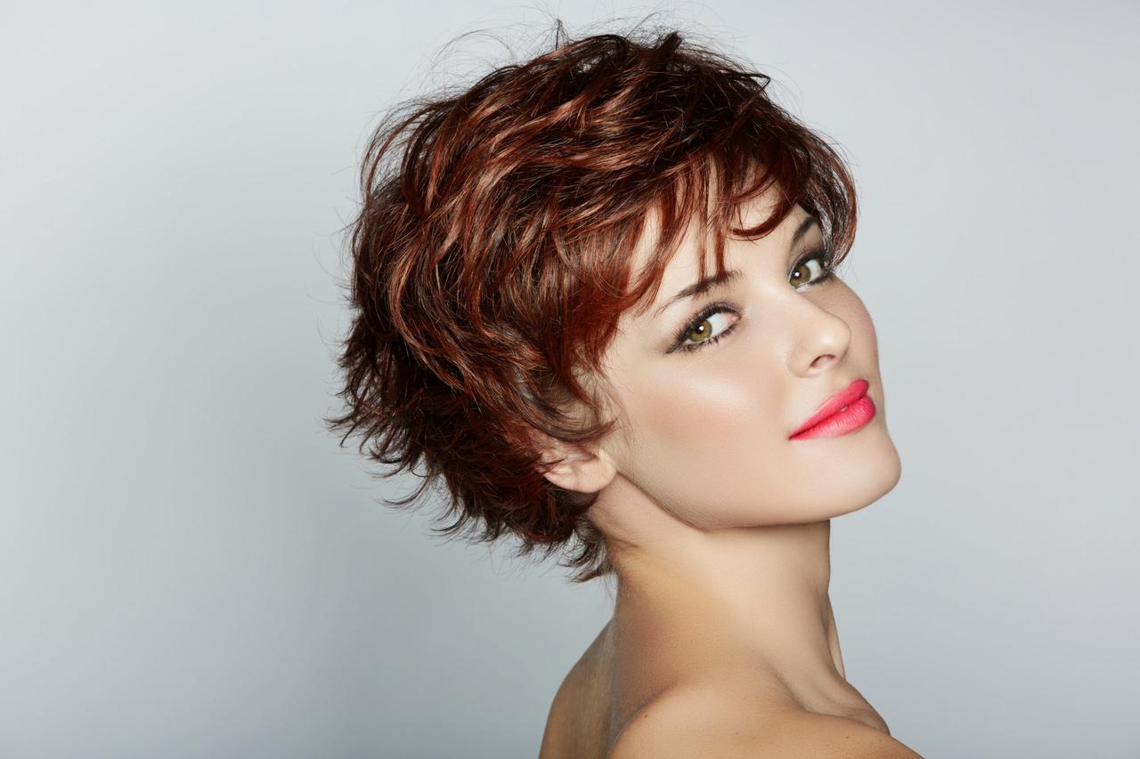 Peinados invitada boda pelo corto: chica con un corte de pelo pixie con flequillo pelo corto: