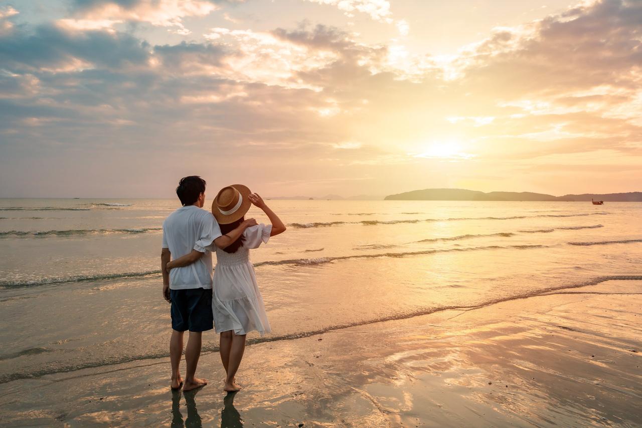 ¿Qué atrae a los hombres de las mujeres? Pareja de espaldas durante una puesta de sol