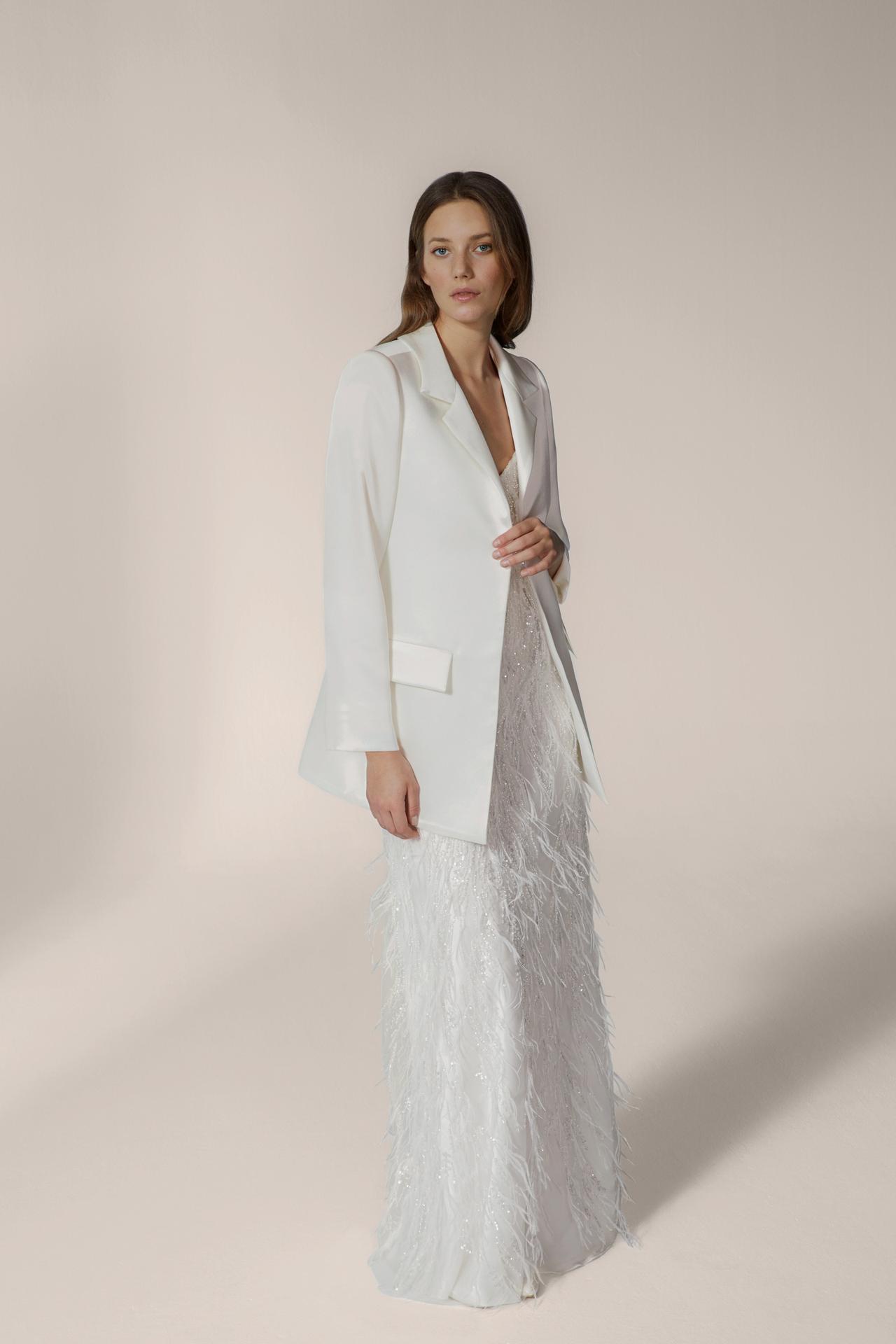 vestidos de novia para mujeres maduras: con chaqueta y falda plisada