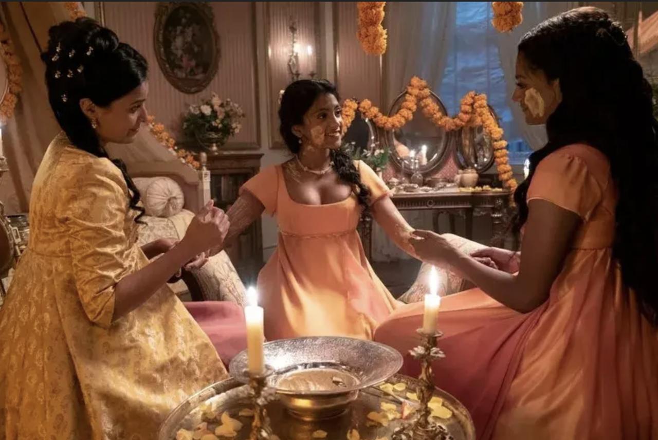 Protagonistas de Los Bridgerton en una escena en que hacen la ceremonia tradicional hindú del Haldi
