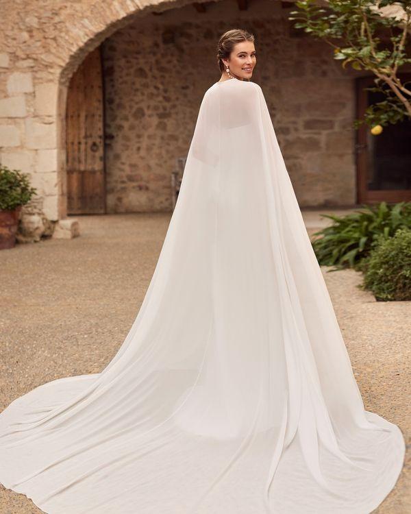 Vestidos de novia con capa larga