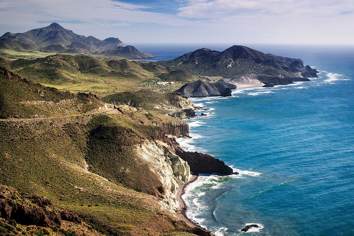 Vista aérea de la costa en el Parque Natural Cabo de Gata-Níjar, en Andalucía
