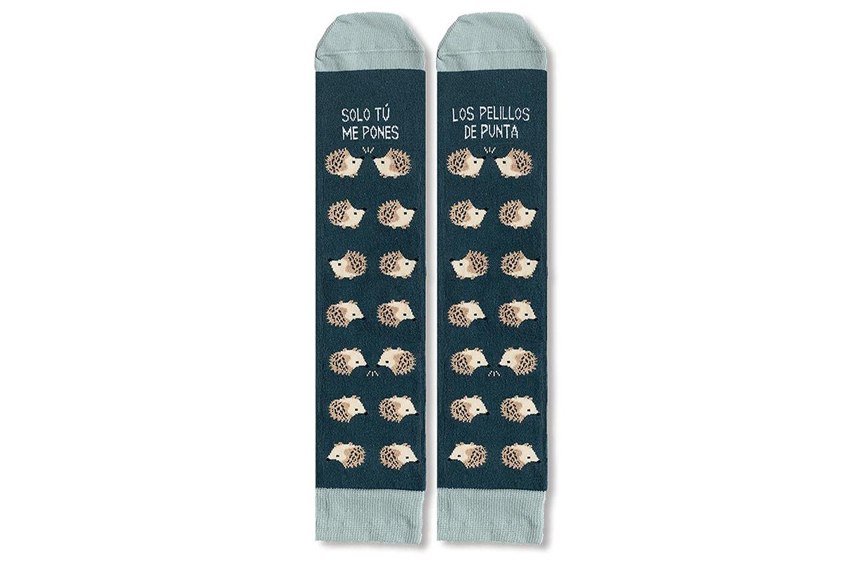 Calcetines originales largos con estampados de erizos y un mensaje romántico