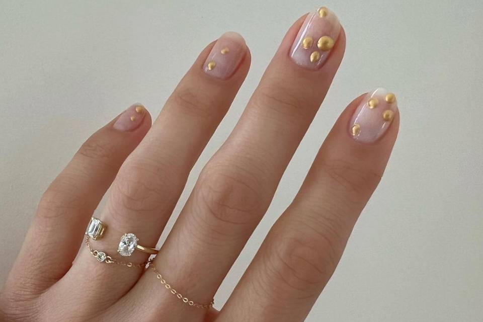 Dime qué tipo de invitada eres y te diré qué color de uñas para primavera 2026 te va mejor