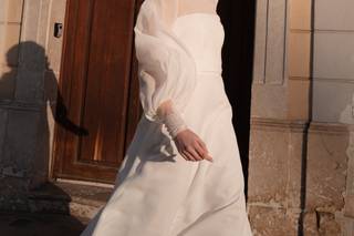 Vestido boda civil con transparencias y detalle de flores en mangas