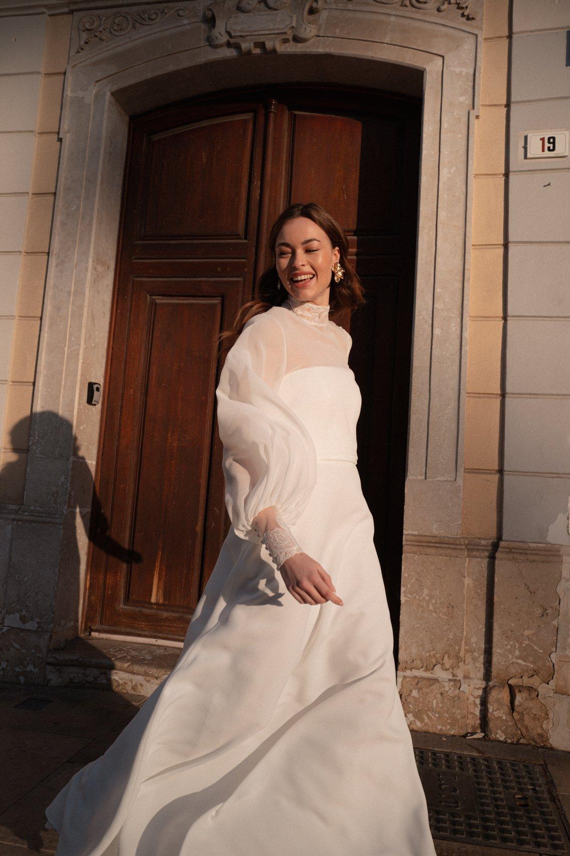 Vestido boda civil con transparencias y detalle de flores en mangas