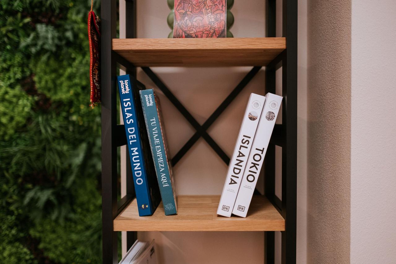 Ideas de regalos para boda: libros de viajes de Uala viajes by Zafiro tours
