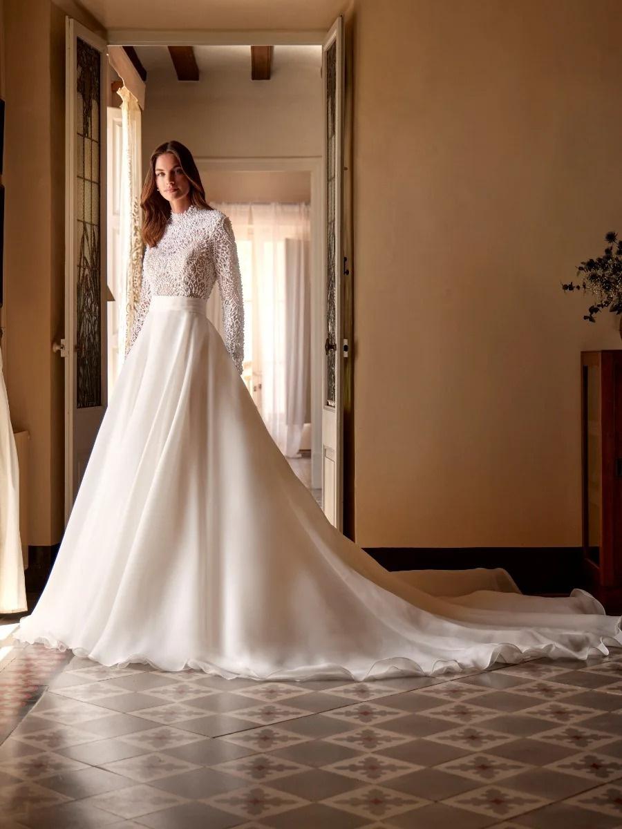 vestidos de novia para mujeres maduras: con cola y blusa