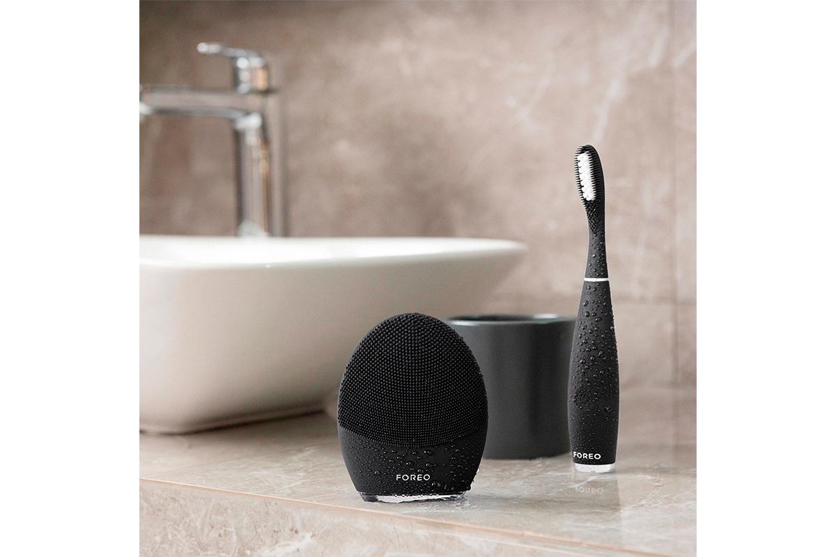 Cepillo de dientes sónico en silicona de color negro, de Foreo