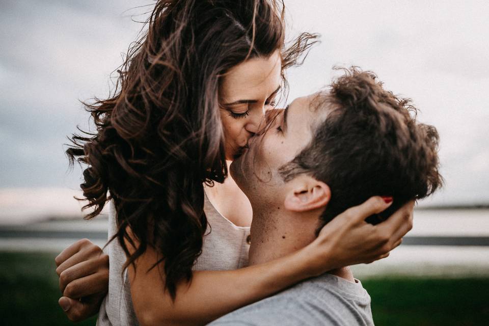 Beneficios del beso: imagen de pareja dándose un buen beso al aire libre
