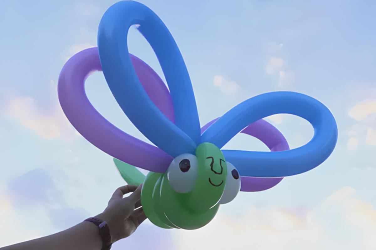 Globos de diferentes colores con forma de mariposa para los niños de una boda