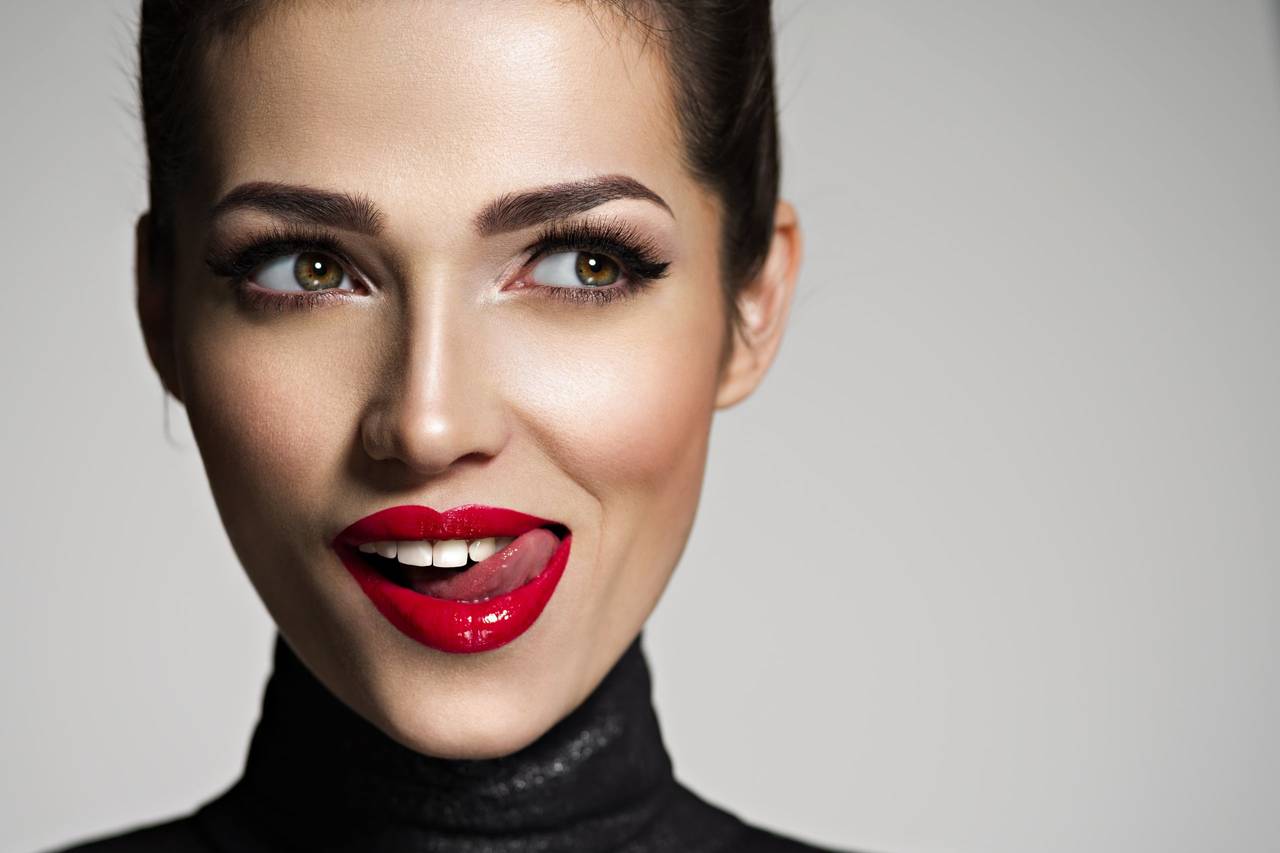 Tutorial de fiesta: maquillaje con labios rojos