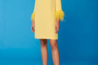 Vestidos de fiesta cortos, con plumas en los puños