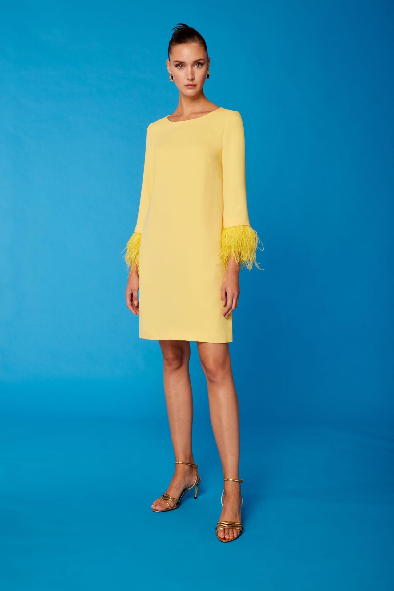 Vestidos de fiesta cortos, con plumas en los puños