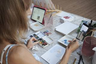 e painting: mano femenina pintando la acuarela de una pareja
