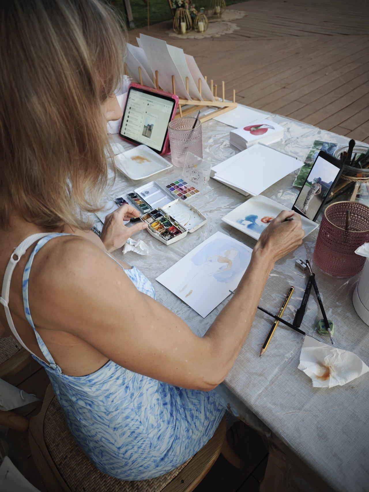 e painting: mano femenina pintando la acuarela de una pareja