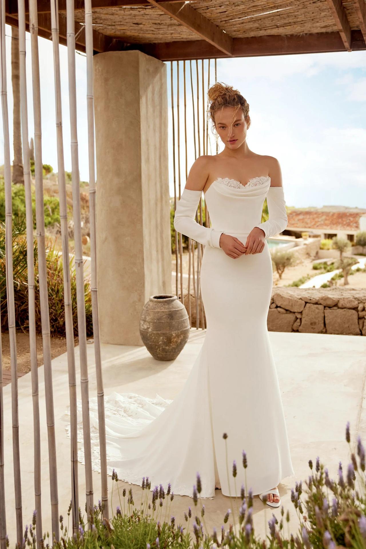 Vestido de novia sencillo con mangas extraíbles