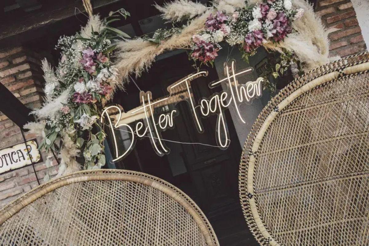 Frase de 'Better Together' en neón