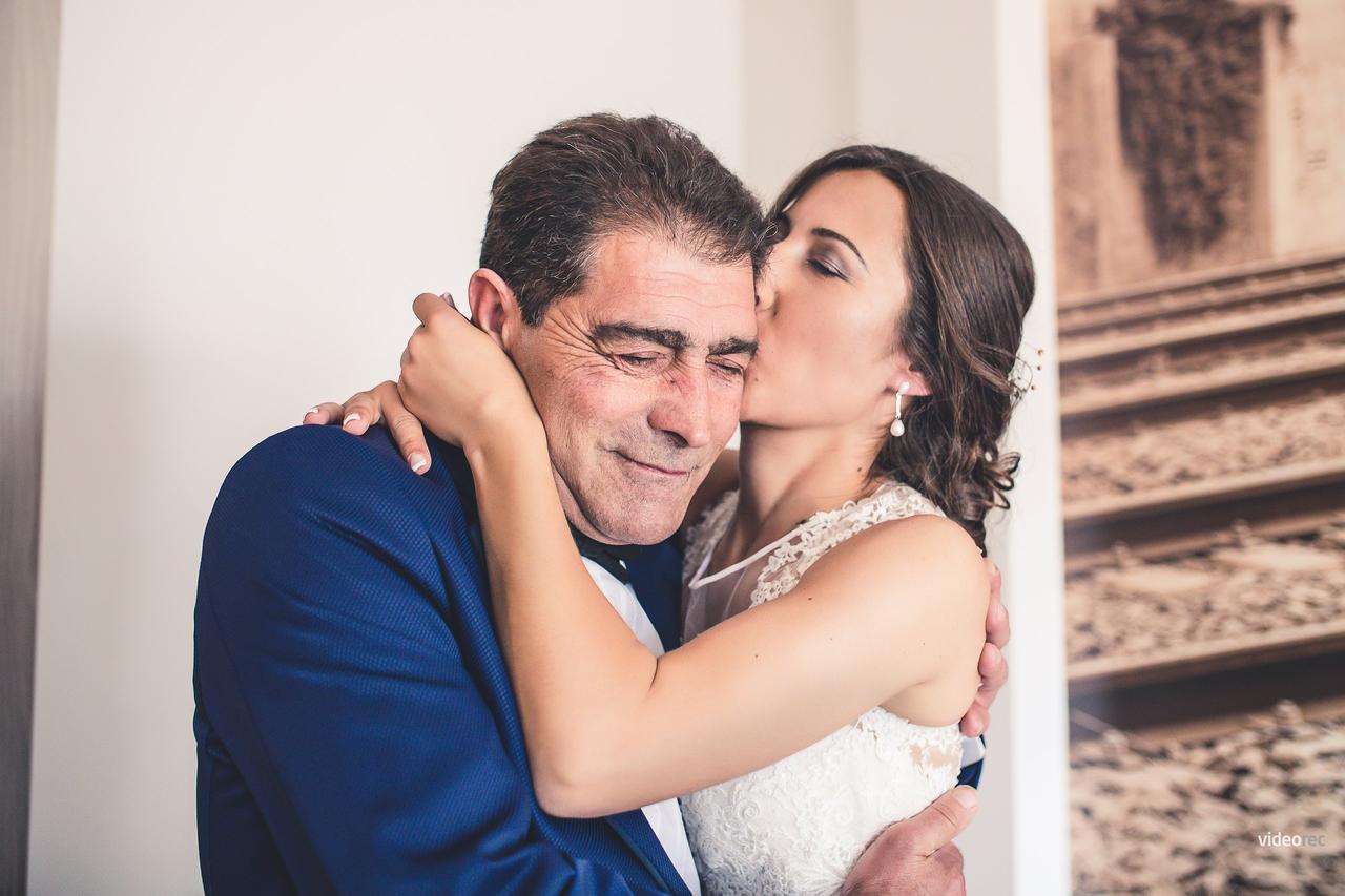 Abrazo hija y padre el día de la boda