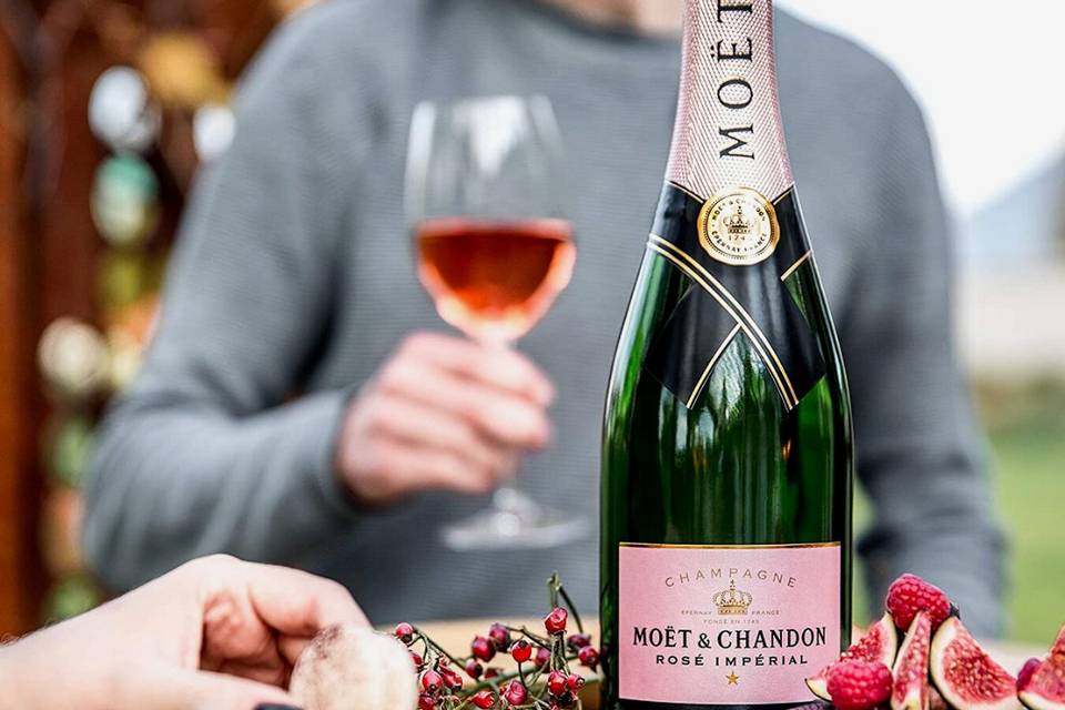 Qué regalar a mi parejpagne roa para San Valentín: botella de champagne de la marca Moët & Chandon