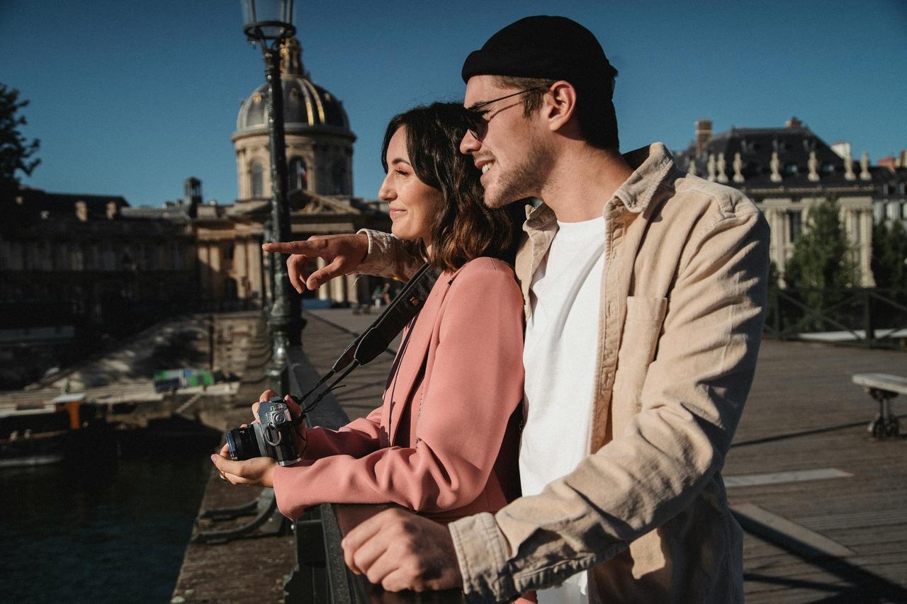 pareja haciendo turismo en ciudad