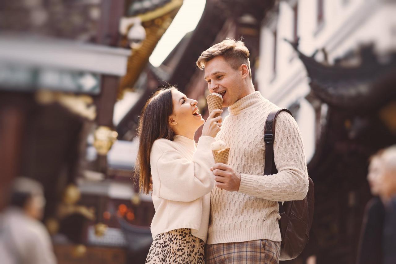 pareja de vacaciones comiéndose un helado en Tokio (Freepik)