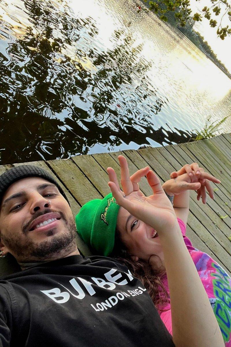 Fotos de parejas famosas: Rosalía y Rauw Alejandro tumbados en un parque en una escena muy tierna