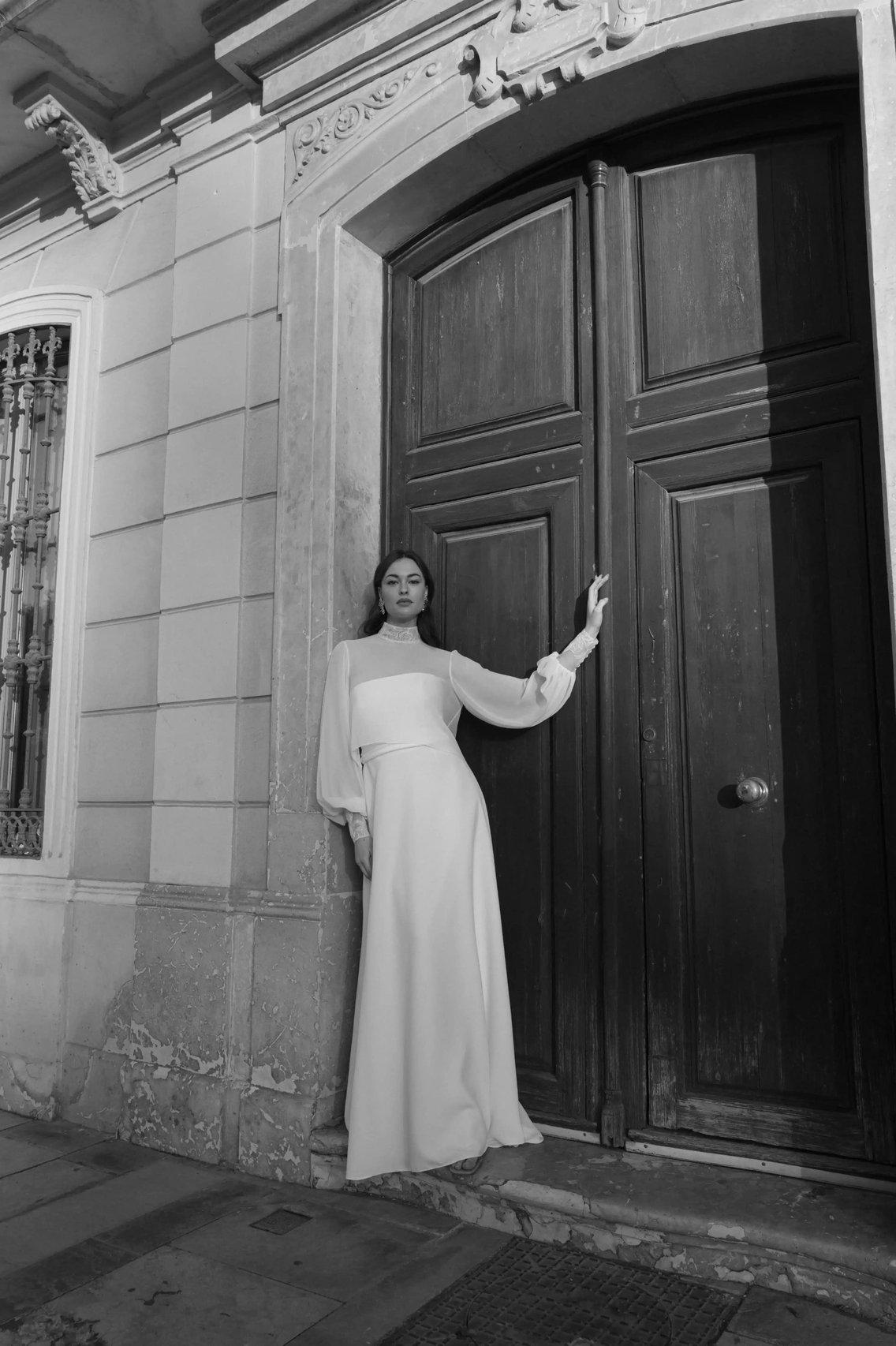 vestidos de novia para mujeres maduras: con escote cerrado y manga larga abullonada con transparencia