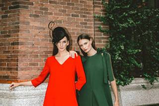 Protocolo boda noche: vestido rojo para invitada de boda de noche y mono en verde oscuro