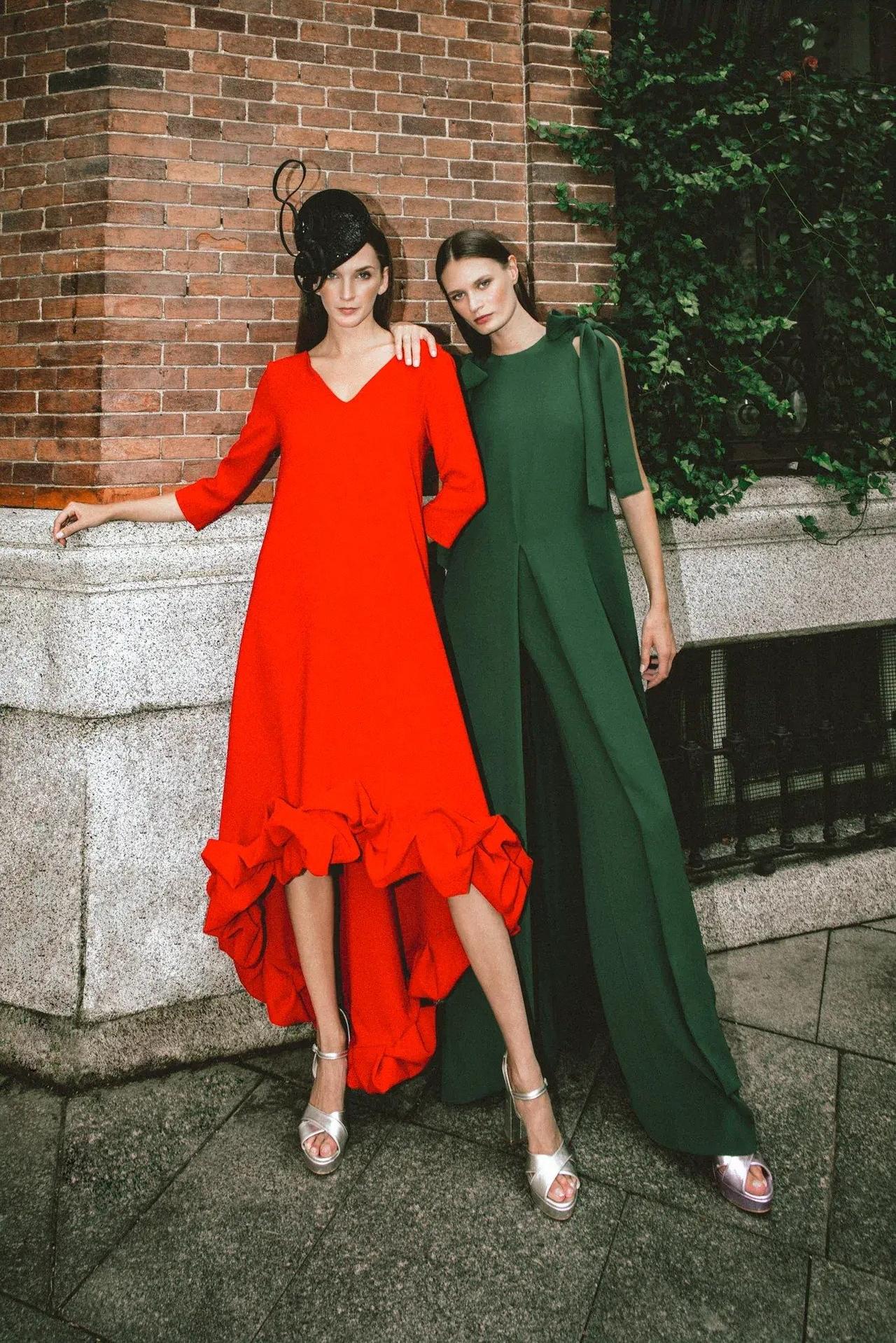 Protocolo boda noche: vestido rojo para invitada de boda de noche y mono en verde oscuro