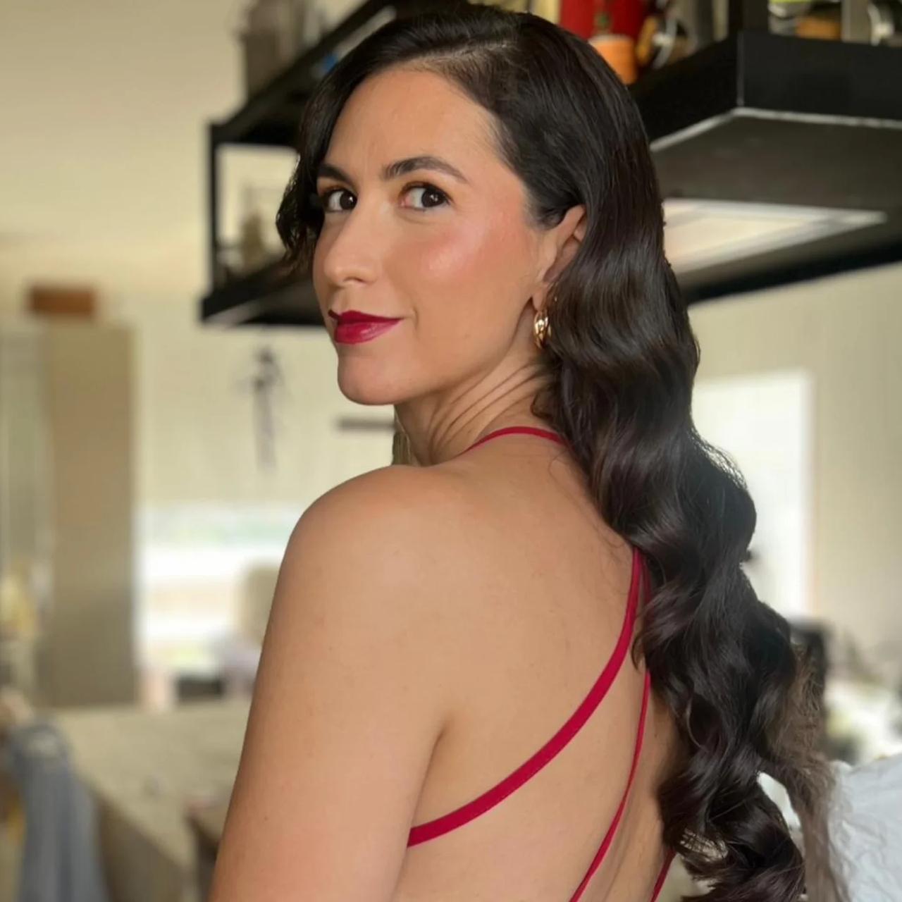 mujer pelo suelto raya al lado ondulado