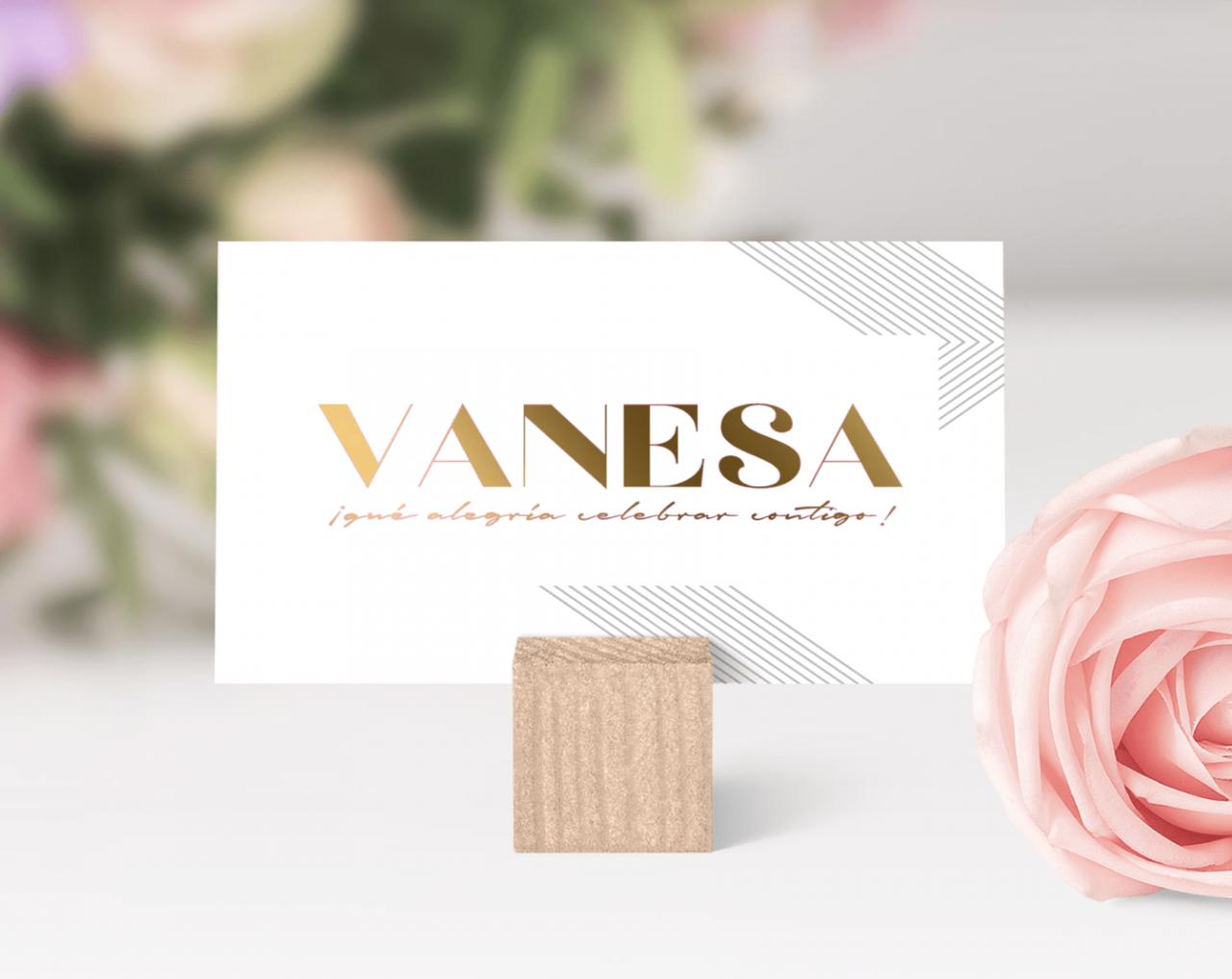 Tarjeta con el nombre de Vanesa en una tipografía de color dorado sobre una base cuadrada de madera