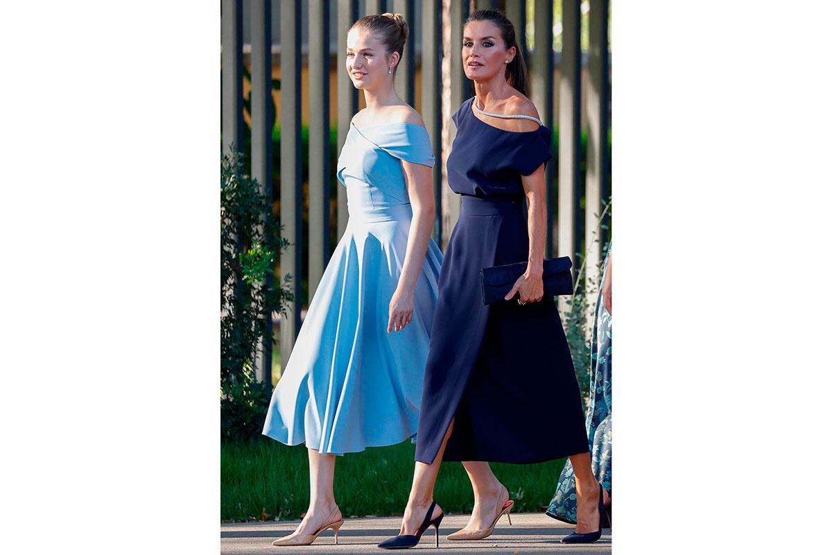 La Reina Leticia y su hija Leonor con vestidos de invitada azules