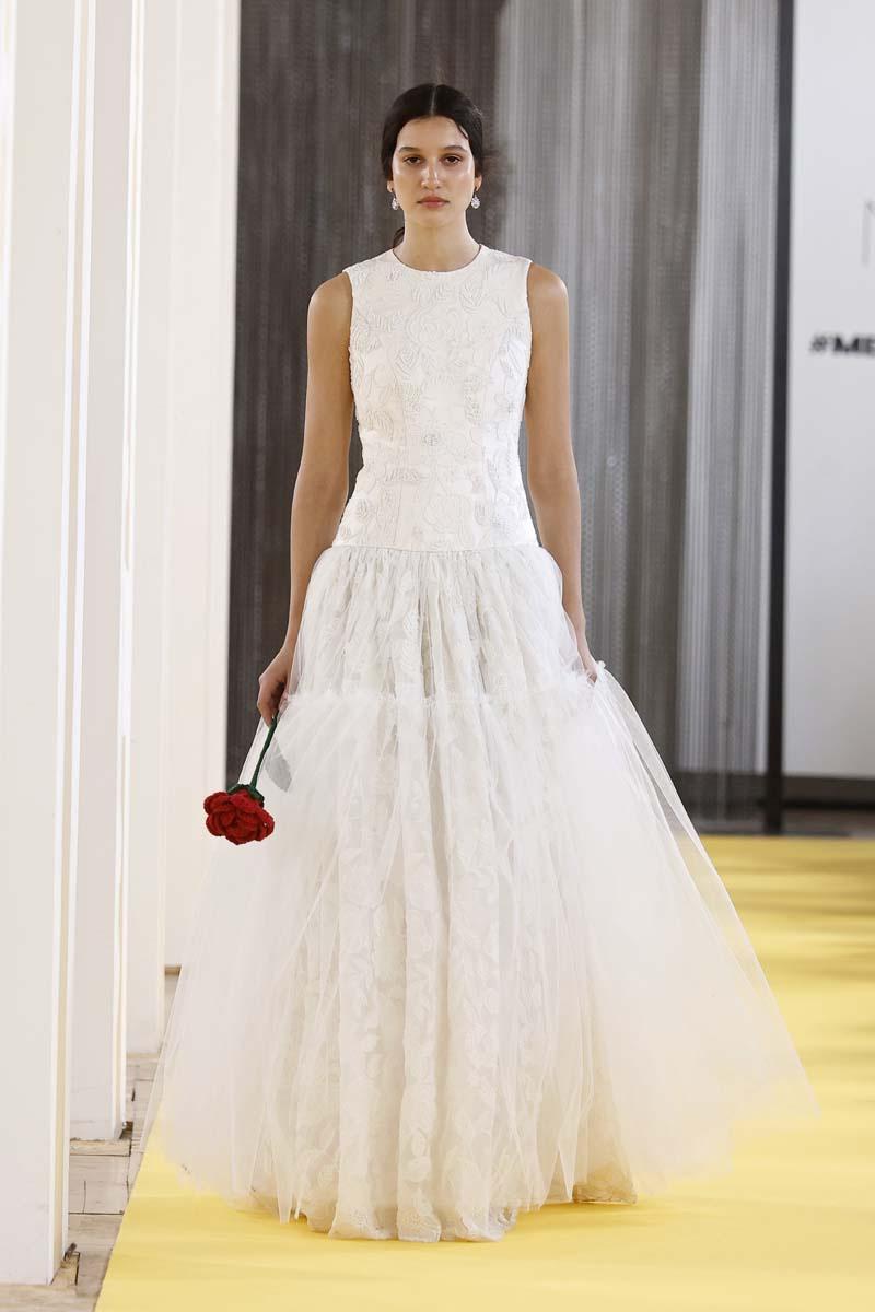 Vestido boda civil de encaje sin mangas y de cintura baja