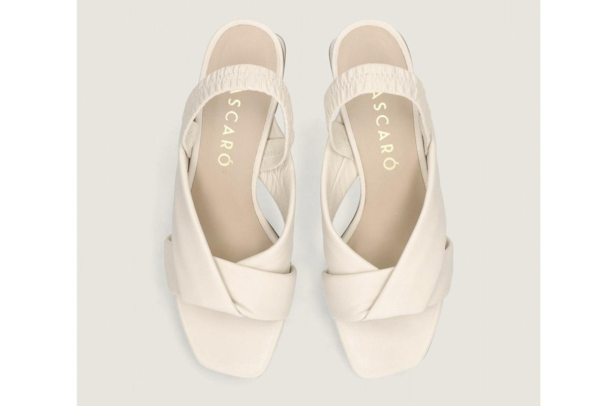 Zapatos de novia planos: sandalias con tira elástica en color marfil