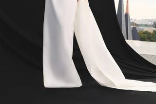 vestidos de novia para mujeres maduras: de manga larga, con escote, pico y capa incorporada