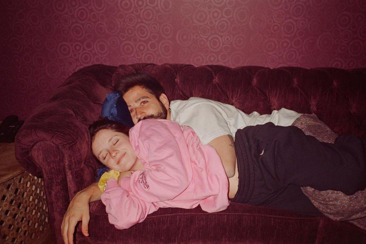 Fotos de parejas famosas: Evaluna y Camilo tumbados en un sofá en una imagen muy tierna y cotidiana