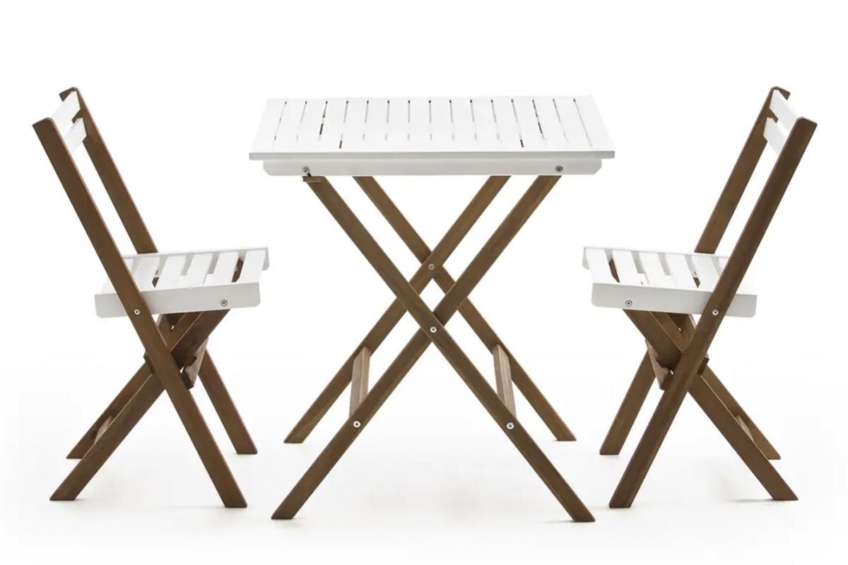 Conjunto de mesa y sillas a juego para decorar el jardín o la terraza de una casa