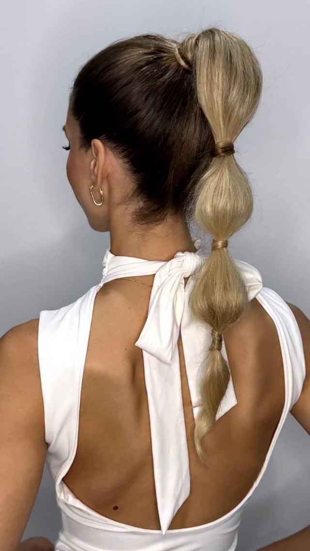 mujer rubia pelo largo coleta de burbujas