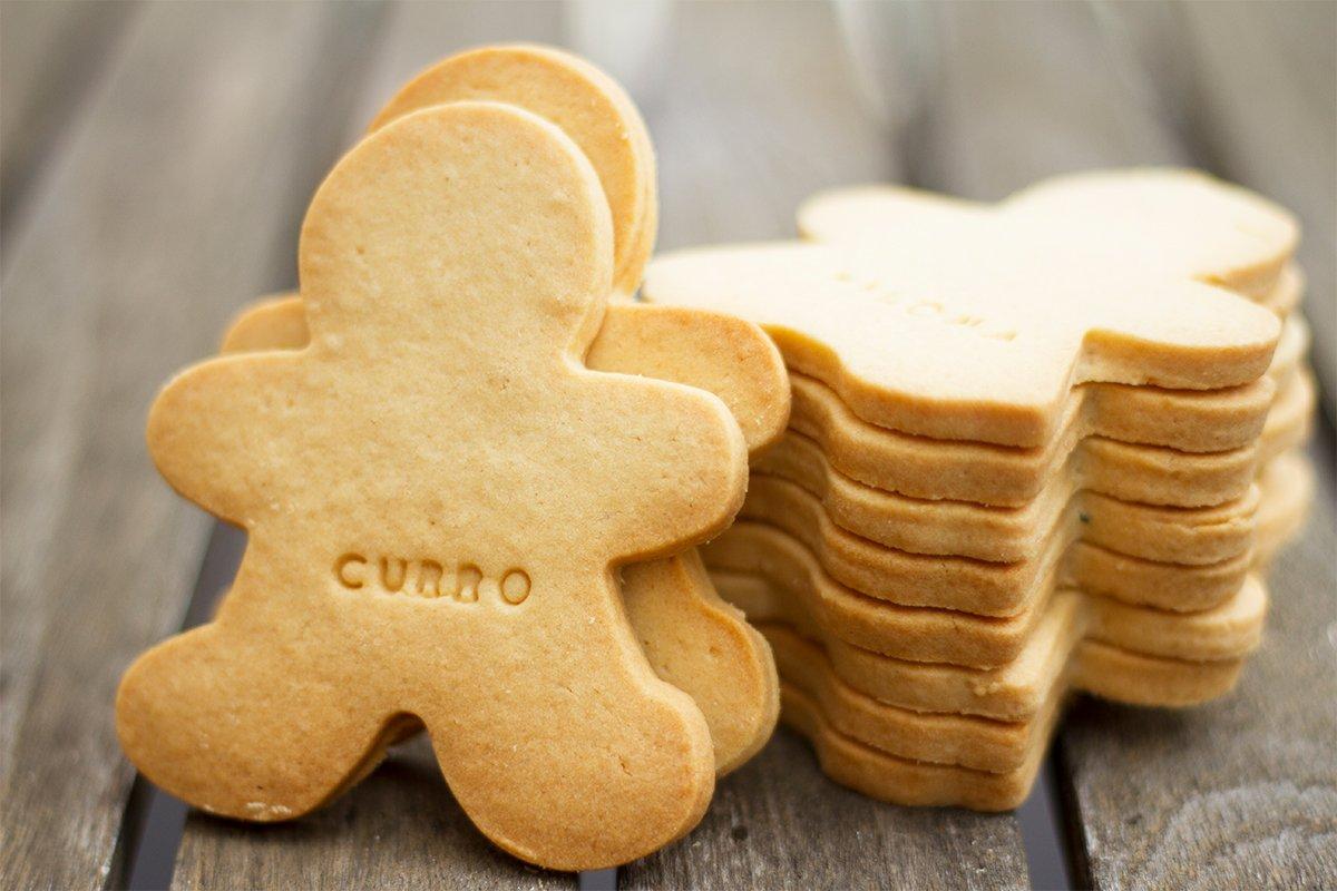 Galletas con forma de silueta humana y con un nombre escrito en el centro